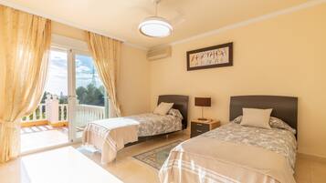 3 slaapkamers, een strijkplank/strijkijzer, gratis wifi, beddengoed