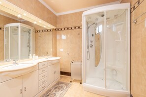 Shower, hair dryer, towels - Villa 'Macondo Altea Hills' with Sea View, Wi-Fi and Air Conditioning (Altea)