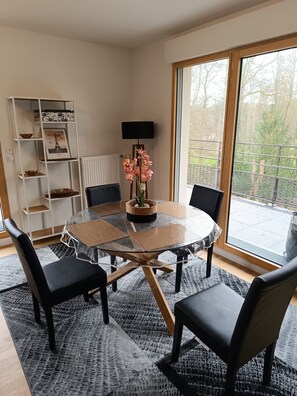 Dining - Apartment 'Chez Sibylle Chevreuse Saclay' with Balcony, Wi-Fi and Air Conditioning (Saint-Rémy-lès-Chevreuse)