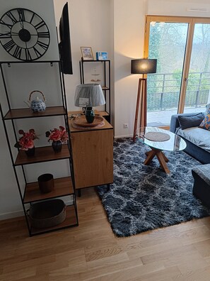 TV, DVD player, stereo - Apartment 'Chez Sibylle Chevreuse Saclay' with Balcony, Wi-Fi and Air Conditioning (Saint-Rémy-lès-Chevreuse)