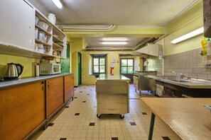 Fridge, microwave, oven, stovetop - Chalet 'De L'ulmjc De Grenoble' with Mountain View and Private Garden (La Morte)