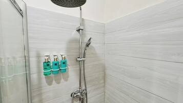 Ducha, secador de pelo, toallas y jabón