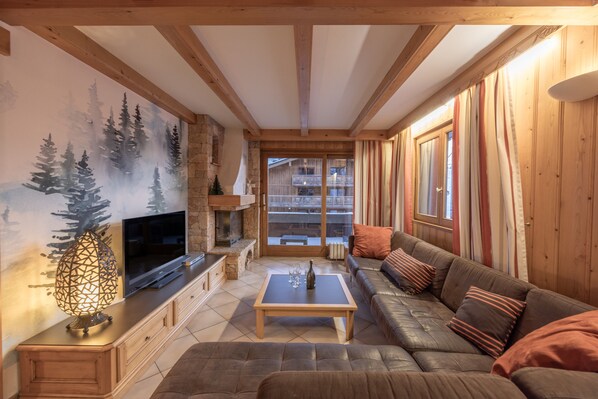 TV, fireplace
