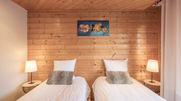 4 bedrooms, iron/ironing board, free WiFi, bed sheets