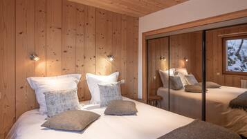 4 bedrooms, iron/ironing board, free WiFi, bed sheets