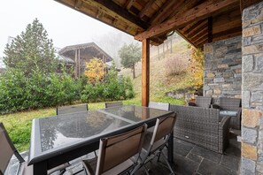 Outdoor dining - Apartment 'Appartement 1' with Mountain View, Private Terrace and Wi-Fi (Champagny-en-Vanoise)