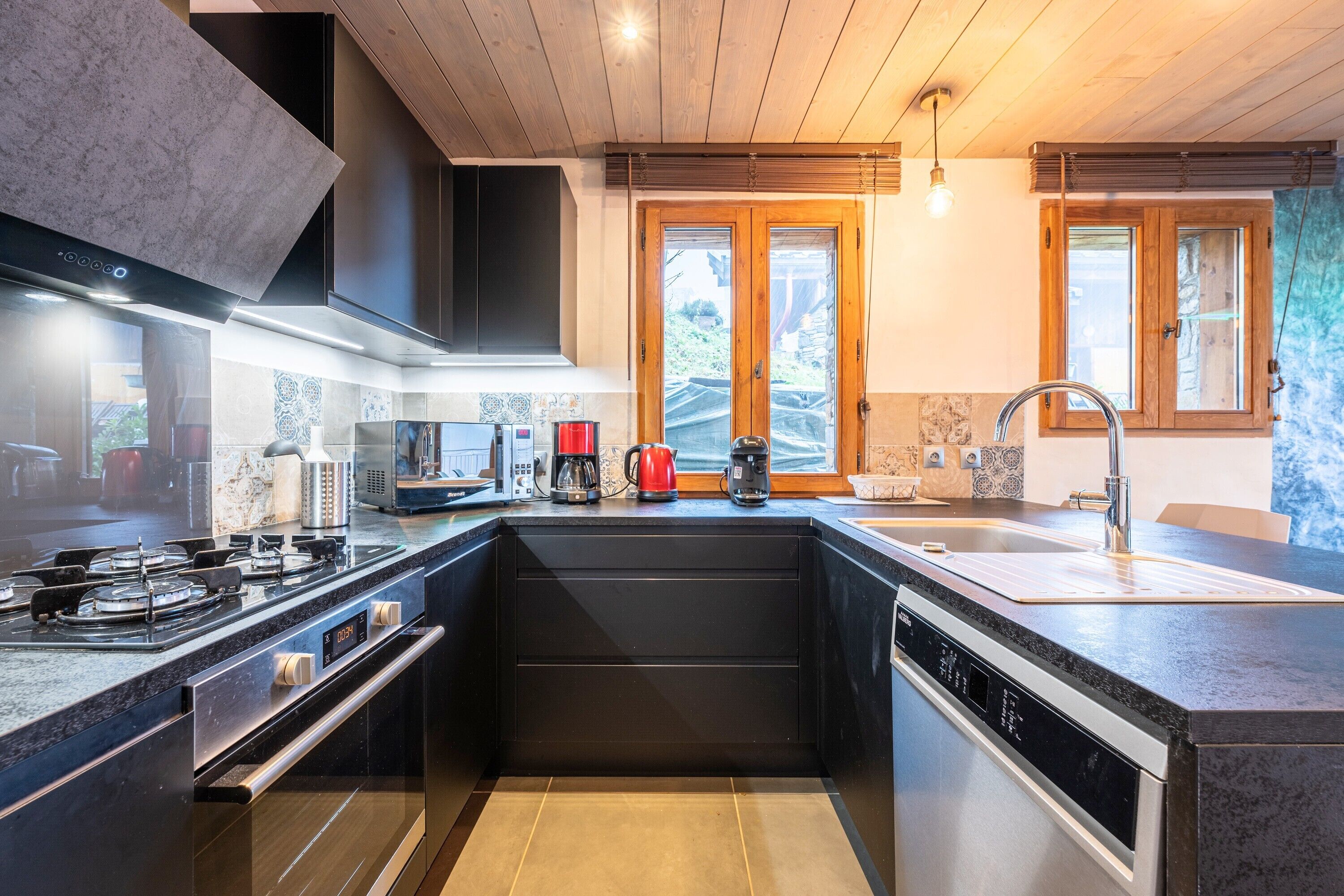 Frigorifero, microonde, forno, piano cottura