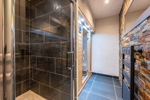 Een douche, handdoeken