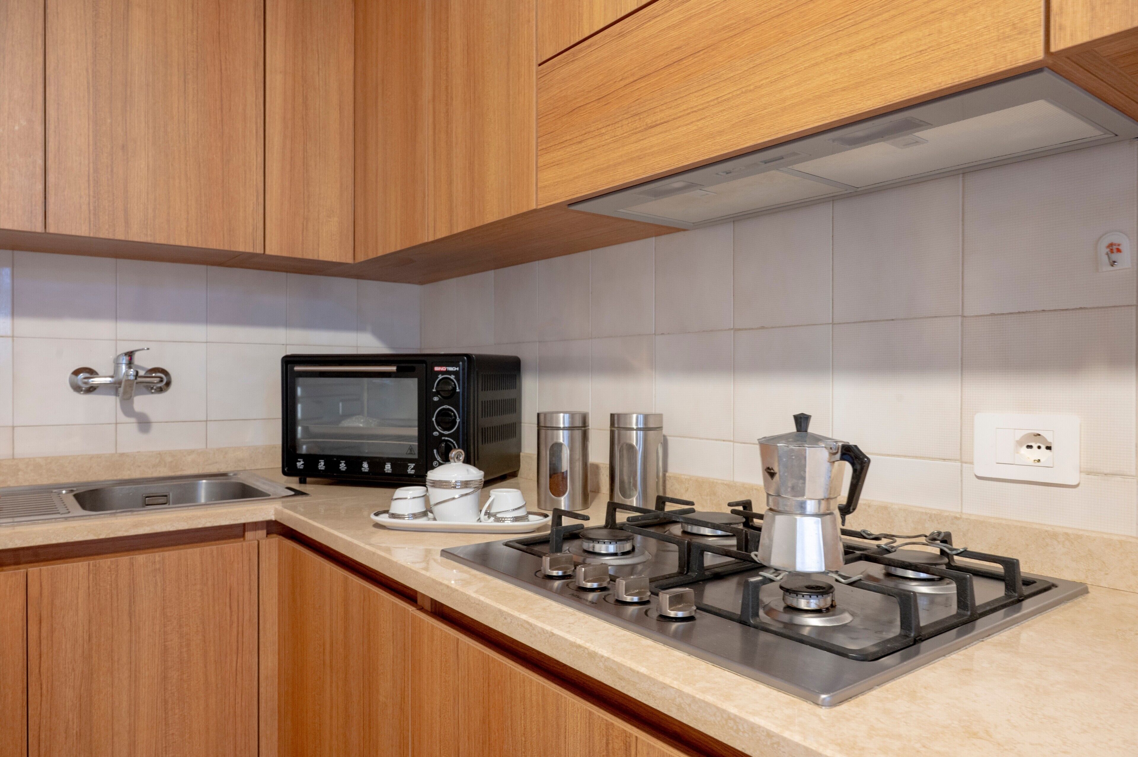 Fridge, oven, stovetop, cookware/dishes/utensils