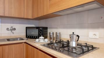 Fridge, oven, stovetop, cookware/dishes/utensils