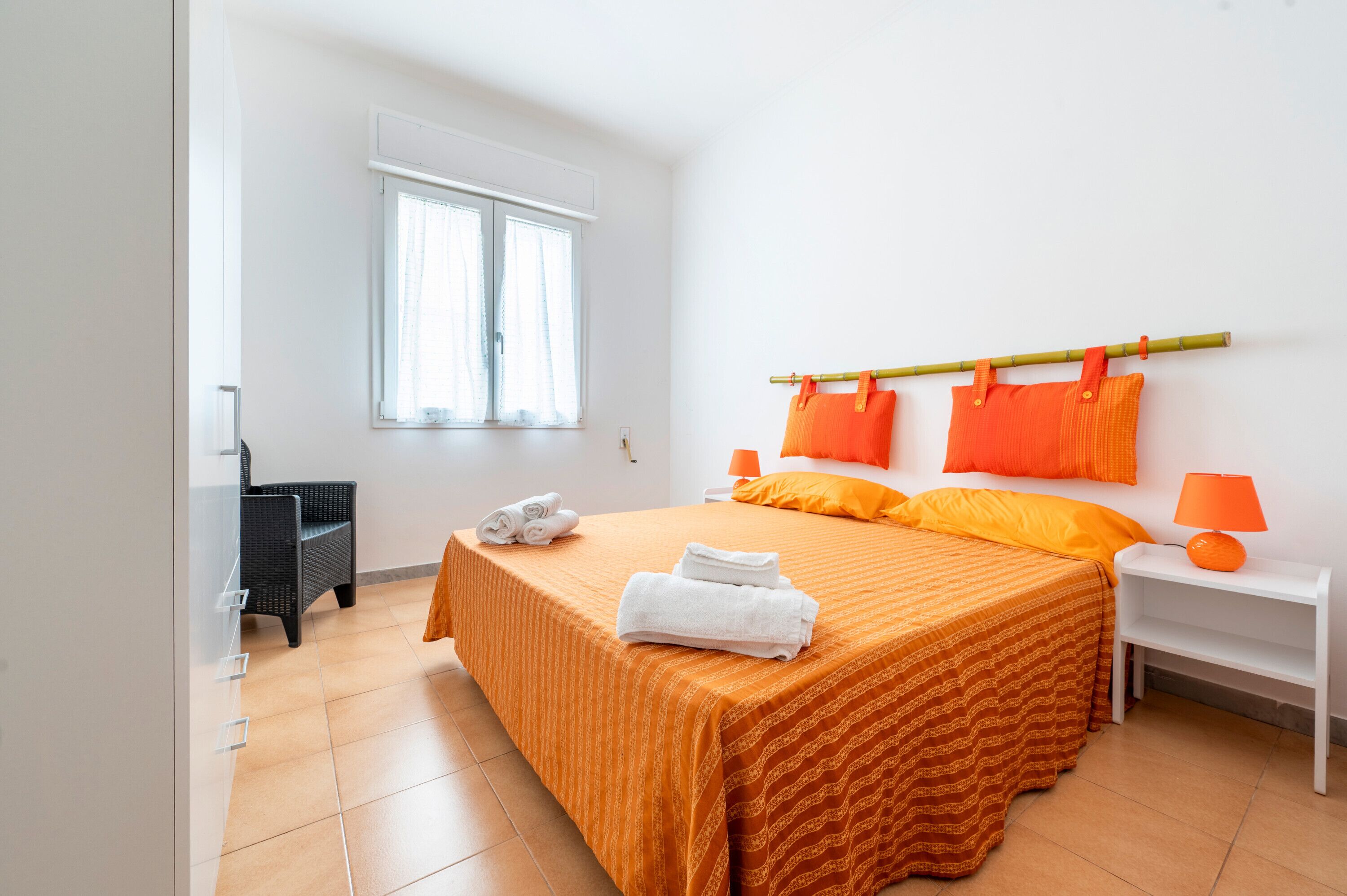 2 habitaciones, tabla de planchar con plancha y ropa de cama 