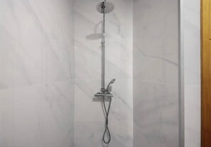 Een douche, een haardroger, handdoeken