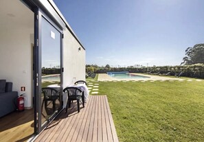 A modern building with a pool, a grassy deck, and outdoor seating. - Holiday Home 'Villa with 4 Apartments' with Private Pool, Private Terrace and Wi-Fi Access (Apúlia)