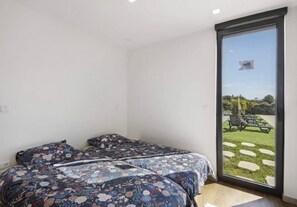 6 bedrooms, iron/ironing board, free WiFi, bed sheets