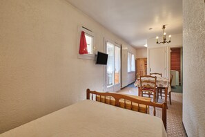 1 habitación, tabla de planchar con plancha y wifi 