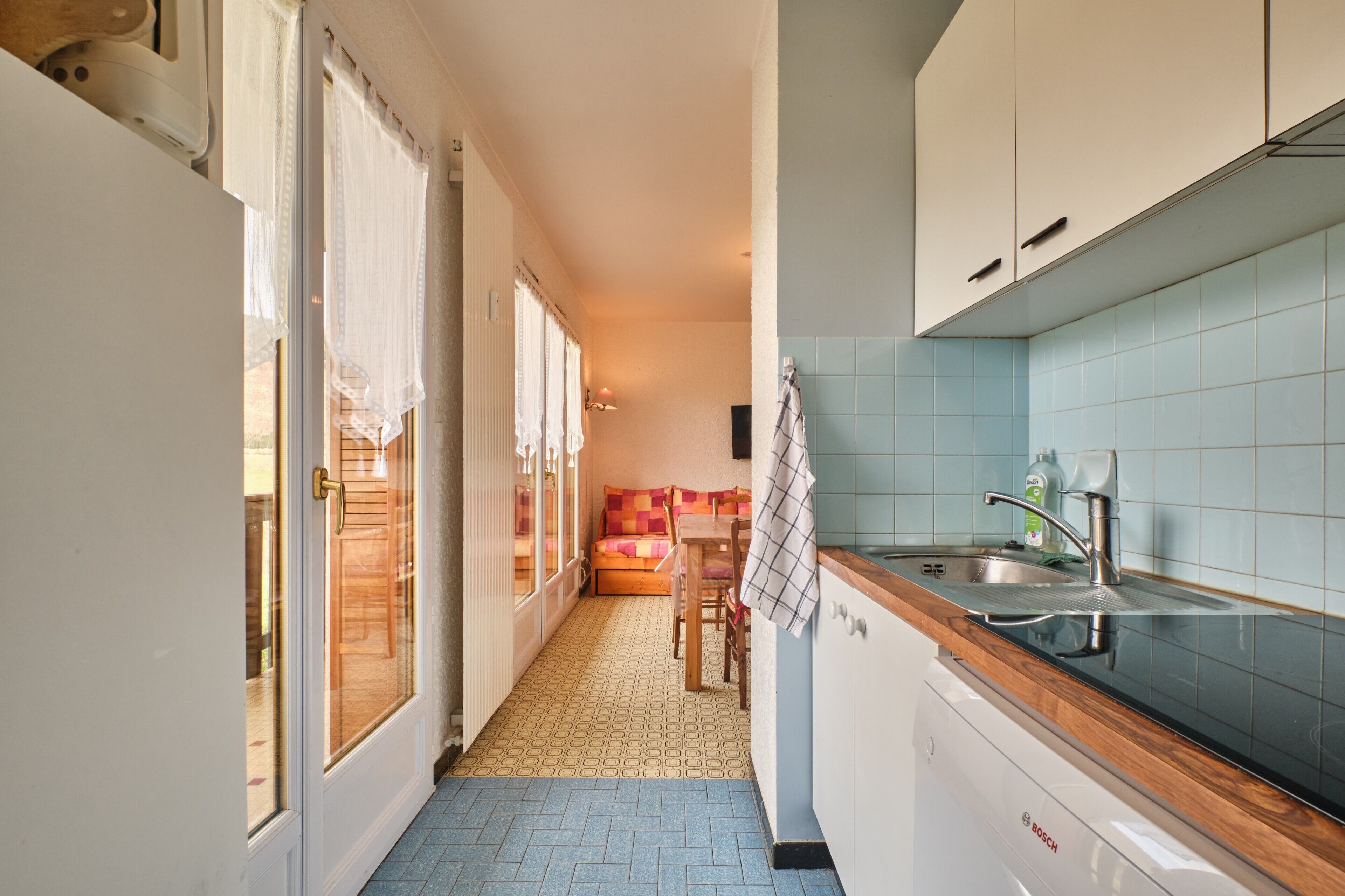 Kjøleskap, mikrobølgeovn, kokeplater og oppvaskmaskin