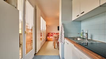 Kjøleskap, mikrobølgeovn, kokeplater og oppvaskmaskin