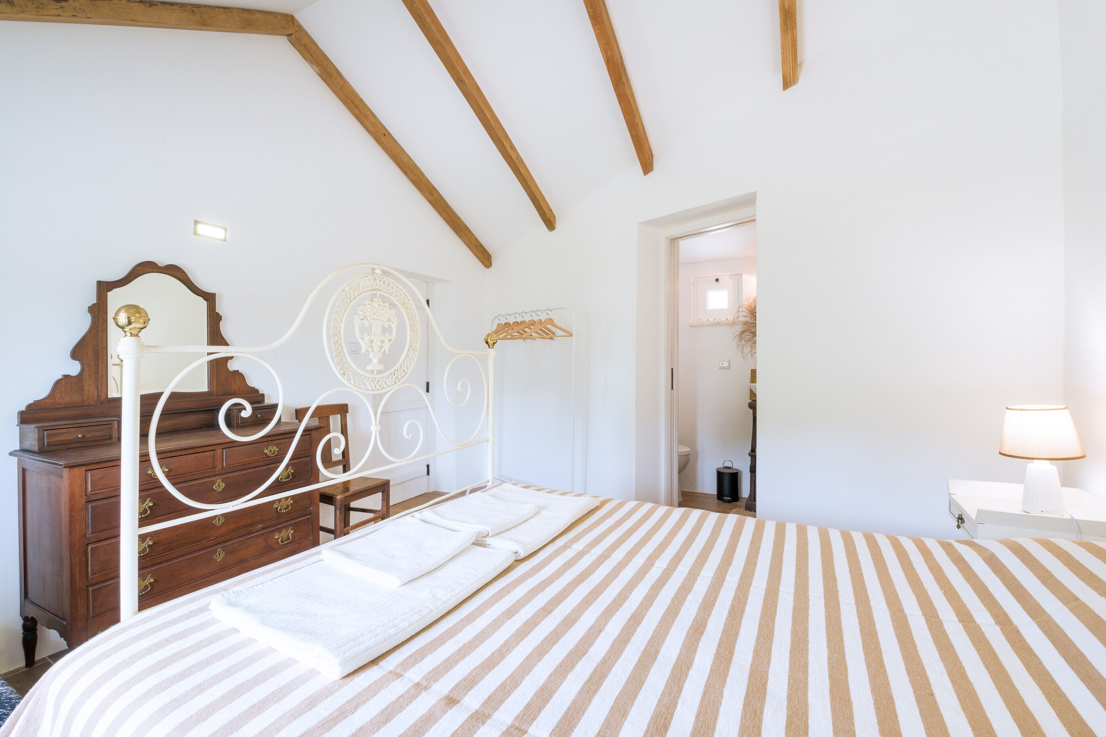 2 室のベッドルーム、アイロン / アイロン台、WiFi (無料)、ベッドシーツ