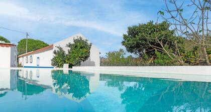 Casa de vacaciones 'Monte Da Venda De Baixo' con vistas a la montaña, piscina privada y Wi-Fi