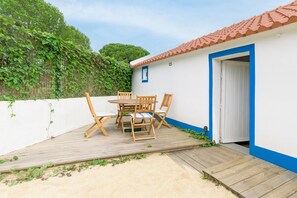 Outdoor dining - Holiday Home 'Monte Da Venda De Baixo' with Mountain View, Private Pool and Wi-Fi (Santa Margarida da Serra)