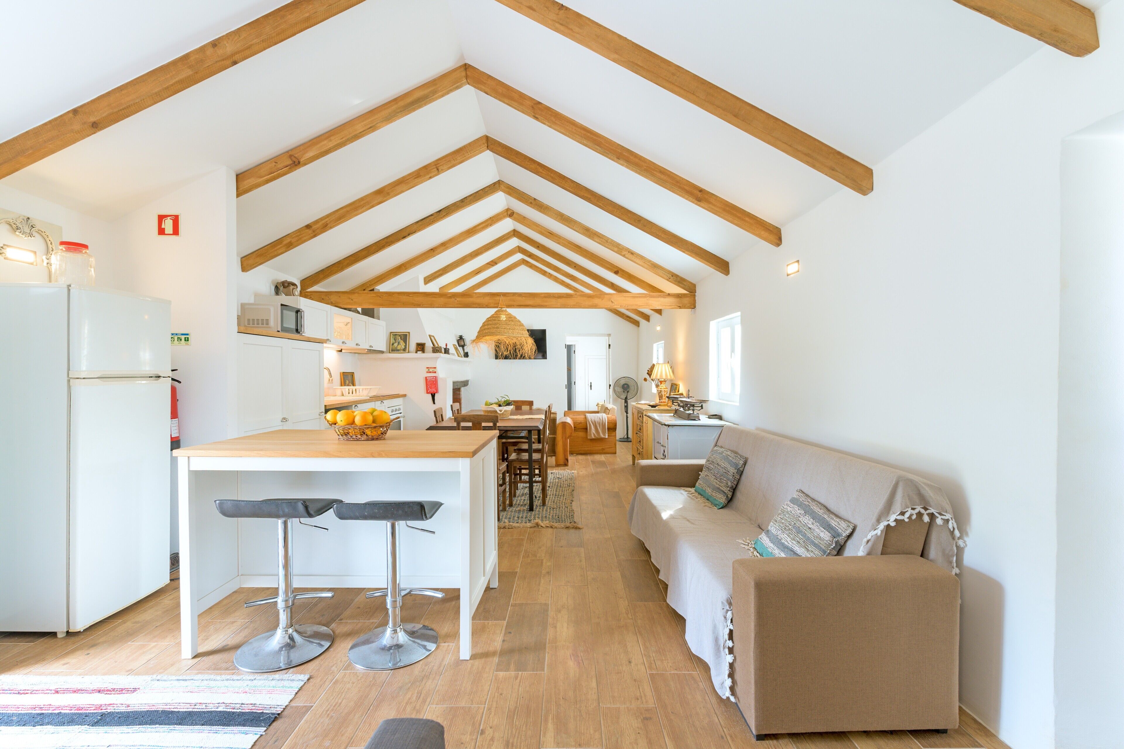 Een televisie en een open haard