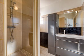 Douche, séchoir à cheveux