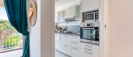 Réfrigérateur, four à micro-ondes, un four, surface de cuisson