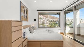 3 slaapkamers, een strijkplank/strijkijzer, gratis wifi, beddengoed