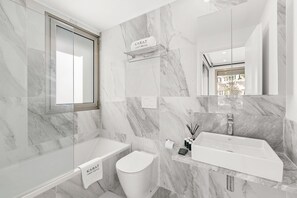 Een douche, een haardroger, handdoeken