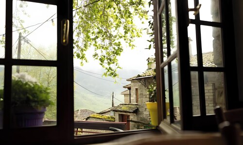 Maison d'hôtes 'Armoloi Room 1' avec vue sur les montagnes, terrasse partagée et Wi-Fi