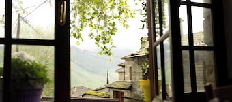 Guest House 'Armoloi Room 1' with Mountain View, Shared Terrace and Wi-Fi