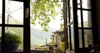 Maison d'hÎtes 'Armoloi Room 1' avec vue sur les montagnes, terrasse partagée et Wi-Fi