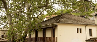 Guest House 'Armoloi Room 1' with Mountain View, Shared Terrace and Wi-Fi