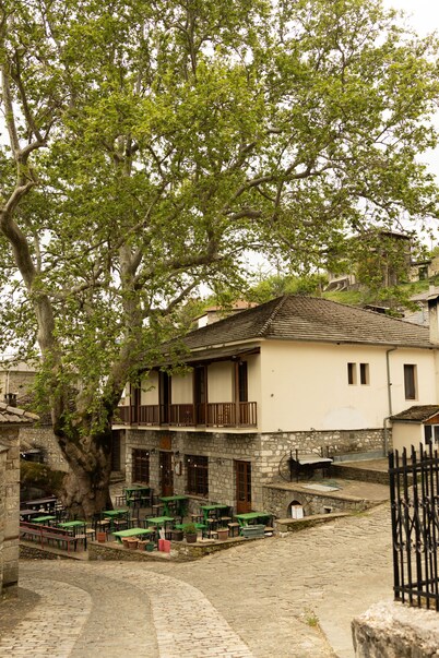 Guest House 'Armoloi Room 1' with Mountain View, Shared Terrace and Wi-Fi