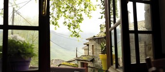 Guest House 'Armoloi Room 2' with Mountain View, Shared Terrace and Wi-Fi