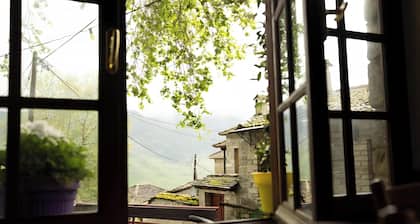 Guest House 'Armoloi Room 2' with Mountain View, Shared Terrace and Wi-Fi