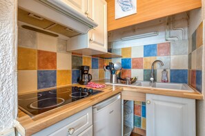 Refrigerador, microondas, parrilla de estufa y cafetera y tetera