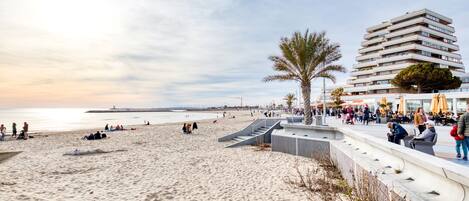 بالقرب من الشاطئ