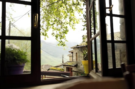 Interior. Guest House 'Armoloi Room 3' with Mountain View, Shared Terrace and Wi-Fi