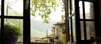 Guest House 'Armoloi Room 3' with Mountain View, Shared Terrace and Wi-Fi