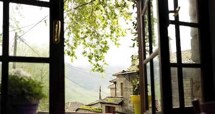 Guest House 'Armoloi Room 3' with Mountain View, Shared Terrace and Wi-Fi