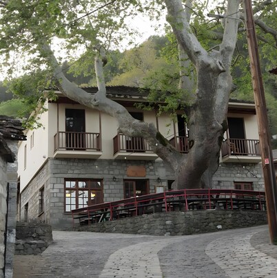 Guest House 'Armoloi Room 3' with Mountain View, Shared Terrace and Wi-Fi