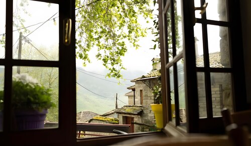 Guest House 'Armoloi Room 4' with Mountain View, Shared Terrace and Wi-Fi