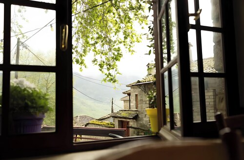 Guest House 'Armoloi Room 4' with Mountain View, Shared Terrace and Wi-Fi