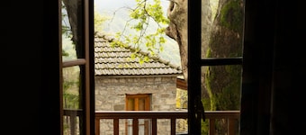 Guest House 'Armoloi Room 5' with Mountain View, Shared Terrace and Wi-Fi