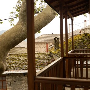 Property grounds - Guest House 'Armoloi Room 5' with Mountain View, Shared Terrace and Wi-Fi (Konitsa)