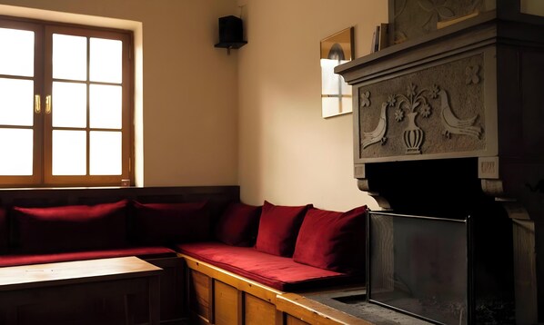 Living area - Guest House 'Armoloi Room 5' with Mountain View, Shared Terrace and Wi-Fi (Konitsa)