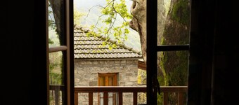 Guest House 'Armoloi Room 5' with Mountain View, Shared Terrace and Wi-Fi