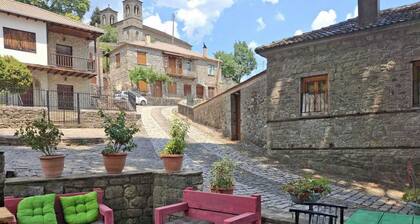 Guest House 'Armoloi Room 6' with Mountain View, Shared Terrace and Wi-Fi