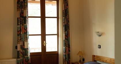 Guest House 'Armoloi Room 6' with Mountain View, Shared Terrace and Wi-Fi